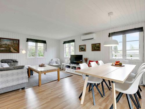 Kirke Hyllinge Casa | Big renovated cottage with soul and love