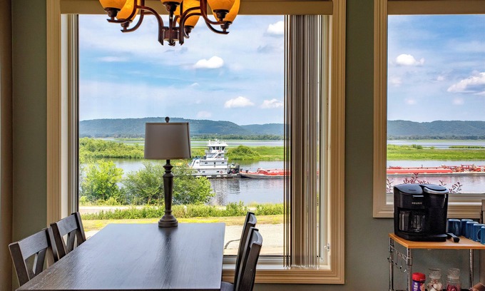 Minneiska Casa | Big River Escape Grandview Manse