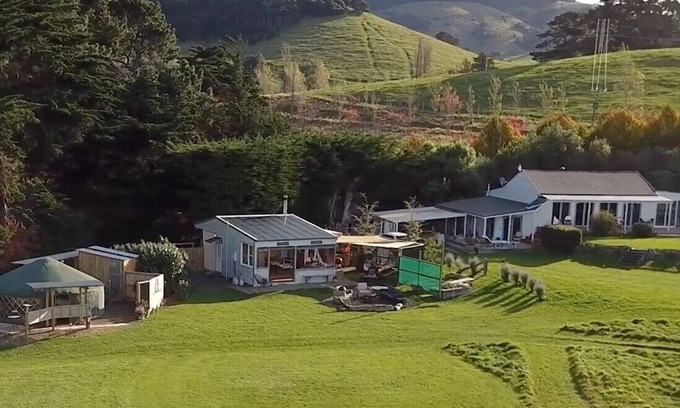Christchurch District Casa | Big Sky Retreat - beautiful house and glamping yurts overlooking Akaroa Harbour.