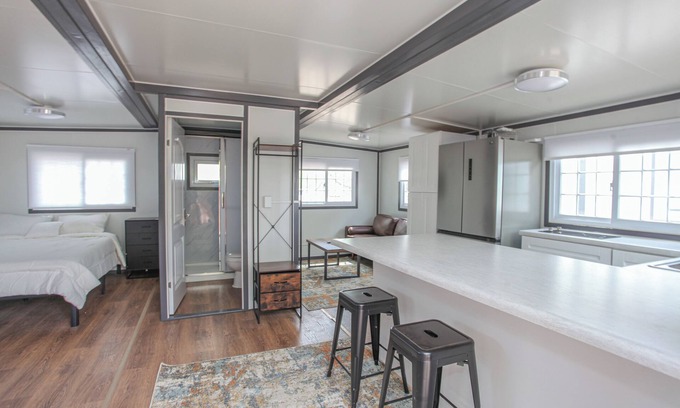 Big Spring Cabina | Big Spring, TX-Tiny Home Charm - Studio