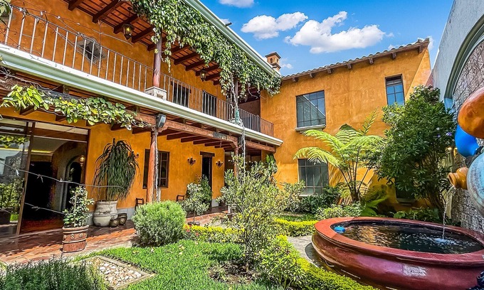 Ciudad Vieja Casa | Big Stylish House w/Jacuzzi & Lounge Pool