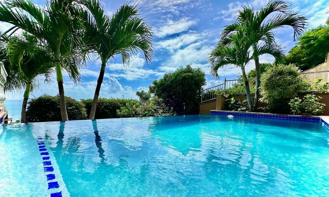 Estate Fortsberg Villa | Grandes vistas y olas rompiendo en los arrecifes de esta impresionante piscina privada Villa