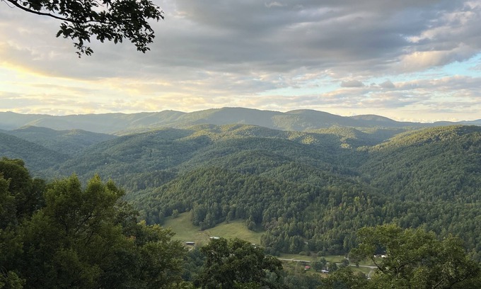 Purlear Cabina | Big Views & Seclusion at Chalk Dust Overlook - Newly Renovated Cabin in Purlear