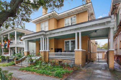 Dixon Park Casa | Big Yellow Brick House - Victorian District