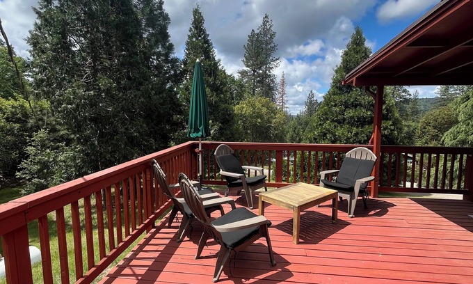 Oakhurst Cabina | Bigfoot Bungalow A charming 2-bedroom cabin with AC, WiFi in peaceful Oakhurst