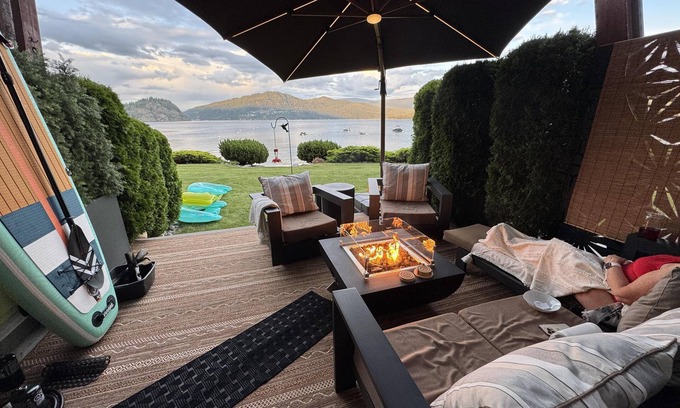 Scotch Creek Condominio | Bigfoot's Beach Retreat - Shuswap Vacation & Sledding Destination