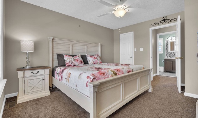 Oak Grove Casa | Bigger and Better BNB Mid-Term Stay with King Bed