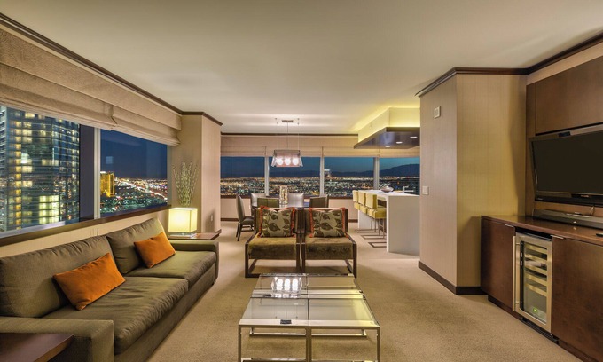 Las Vegas Strip Apartamento | Biggest Penthouse at Vdara! 2 BR Stunning 270° Strip Views! Sleeps 7! 42nd Floor