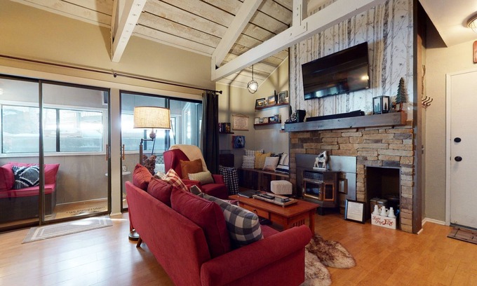 Majestic Pines Condominio | Bigwood 41 Cozy Mountain Cabin, Private Washer Dryer, 1 mile to Eagle Lodge by RedAwning