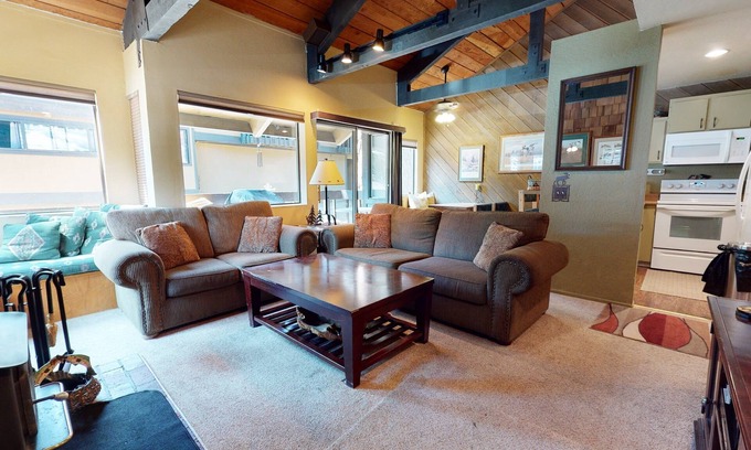 Majestic Pines Condominio | Bigwood 62 Quiet and Cozy in Forest Setting, with Garage Parking by RedAwning