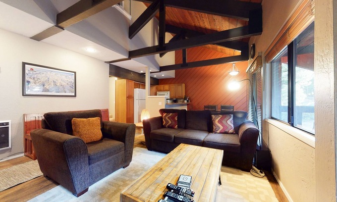 Majestic Pines Condominio | Bigwood 63 Cozy Mountain Home, 1 Car Garage, Close to Eagle Lodge by RedAwning