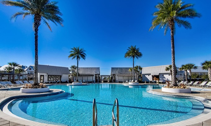 Panama City Beach Casa | Bike to Beach, Resort Pool, Designer Updates, Enjoy The Big Chill, Pet Friendly
