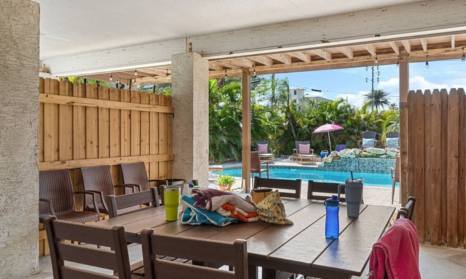 Indian Rocks Beach Casa | ¡NUEVO LISTADO! PISCINA INICIO! ¡6 dormitorios y 4 baños!