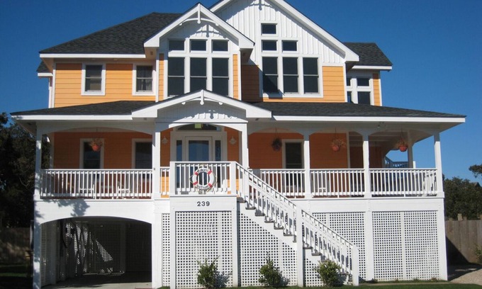 Ocracoke Casa | Esta casa profesionalmente decorado ofrece una piscina privada y una bañera de hidromasaje.