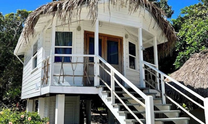 Fort George Casa | Bikini Cabana on Azura Beach Placencia WiFi & A/C