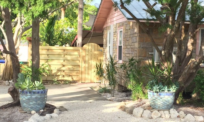 Longbeach Village Cabaña | Bikini Top Cottage en el pueblo histórico de Longboat Key