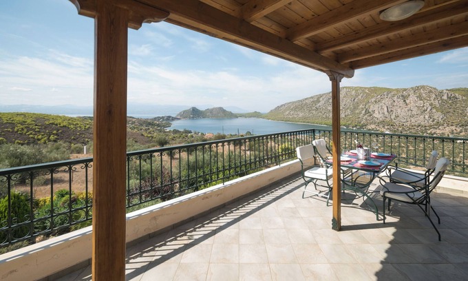 Loutraki Apartamento | Billi's Loft granting stunning sea views ideal for a relaxing holiday.