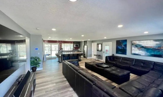 Victorville Casa | Billion Rock Escape - a large beautiful secluded oasis minutes from town