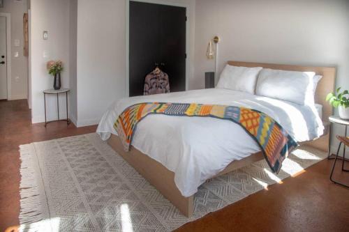 Center City Apartamento | Billy Penn Studio with Outstanding Views, CONTACTLESS CHECK-IN