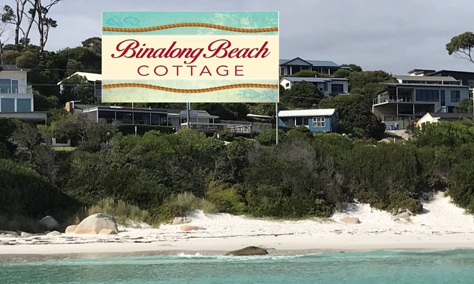 Binalong Bay Cabaña | BINALONG BEACH COTTAGE Beachfront Next door to restaurant. King Bed for couples