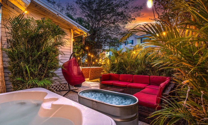 Mango Groves Cabaña | Bio-Hackers! Beach 1 Mile, Cold Plunge, Sauna, Hot Tub, Xbox, Walk to Downtown!