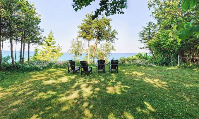 Ashfield-Colborne-Wawanosh Cabaña | Birch Beach Lake House-Hottub Sauna Lake Access