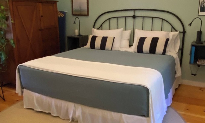 Wiscasset Apartamento | Birch Point at Cushman Cove- Entire Suite- King size bed, private setting