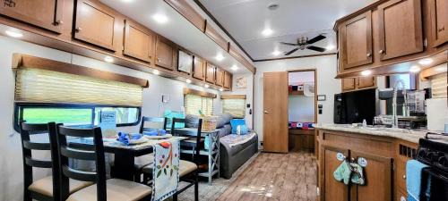 Smithville Casa | Bird House, Romance Glamping Pup Paradise Near River ADA