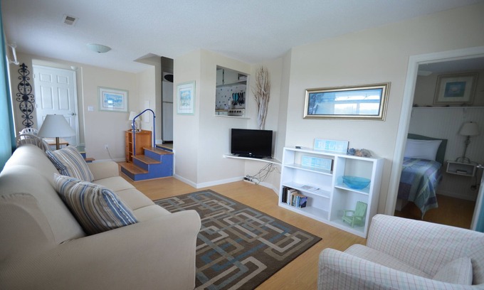 Isle of Palms Condominio | "Vista de pájaro" 1Br / 1Ba, 2nd Fl, terraza con vista a la piscina, se admiten perros