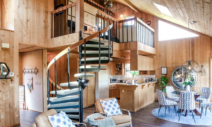 Lodge Hill Cabina | BIRDS’ EYE VIEW provides quite possibly the most glorious panoramic.