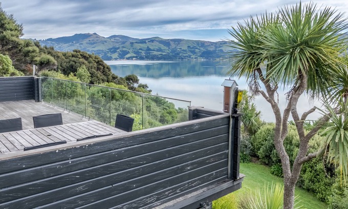 Akaroa Casa | Birdsong Bliss - Takamatua Holiday Home