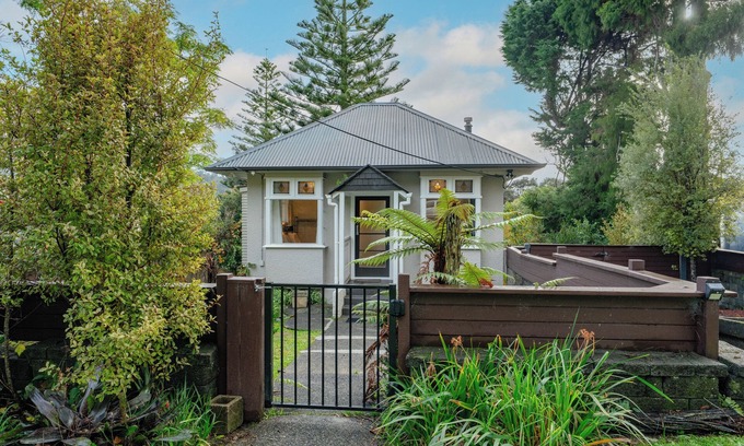 Titirangi Casa | Birdsong Retreat - Titirangi Holiday Home