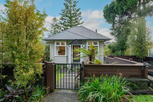 Titirangi Casa | Birdsong Retreat - Titirangi Holiday Home