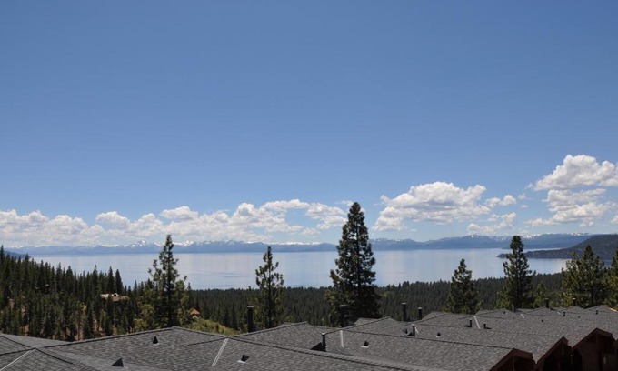 Incline Village Casa | Bitterbrush - 400 Fairview Boulevard - very close to Diamond Peak and beaches - WSTR21-0086 - Tax ID W4900 - Max 7 people, 2 cars parking in carports