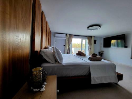 Apollonia Apartamento | Black and White Apartment