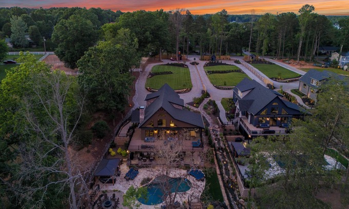 Lake Norman of Catawba Casa | Black Bear & Blue Heron by AvantStay | 2 Lakefront Homes, Sleeps 43, Pools