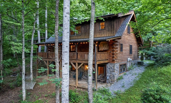Maggie Valley Cabina | "A Little Piece of Heaven" Cabin in Maggie Valley/Hot tub/Fire Pit/Bumper Pool
