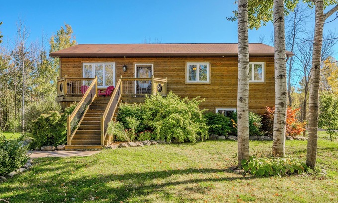 Miller Lake Cabina | Cozy 4-Season Cottage w/ Hot Tub