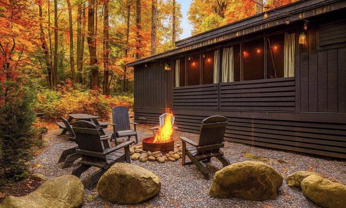 Rocky Grove Cabina | Black Bear Getaway Fire Pit & Hot Tub
