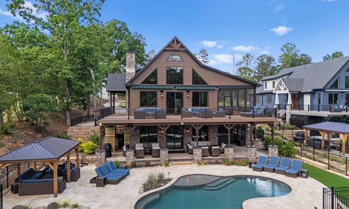 Lake Norman of Catawba Casa | Black Bear Lodge by AvantStay | Lakefront, Dock, Pool, Theater | Sleeps 20+