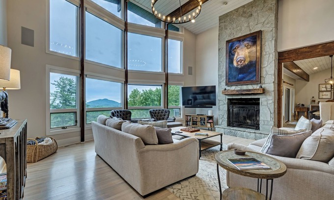 Sapphire Casa | Black bear Rock - mountain retreat with stunning views of the valley beyond!