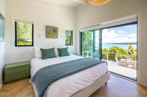 Surfdale Casa | Black Cottage - Stay Waiheke