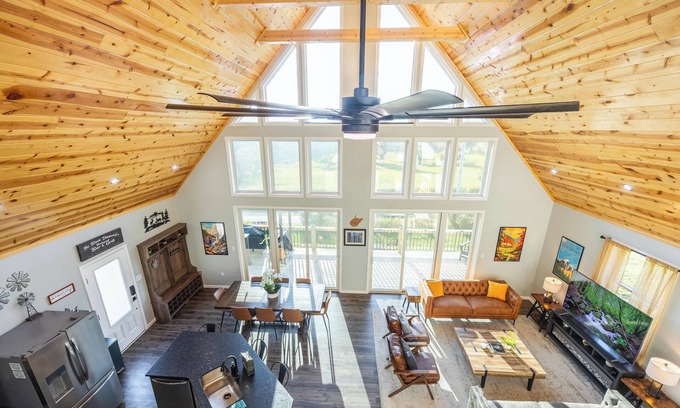 Canaan Valley Casa | Black Diamond-New Build, Ski, Hot Tub, Views, BBQ, EV & AC