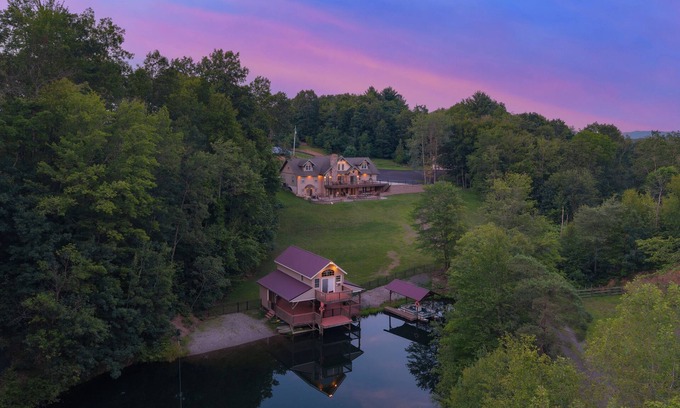 Helfenstein Casa | Black Diamond Retreat | Lakefront w/ Dock + Game Room!