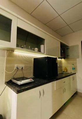 Greater Noida Apartamento | Black door