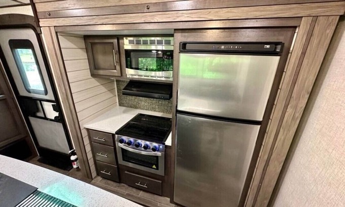 Lucas Alquiler De RV | Black Fork River front fully functioning Camper