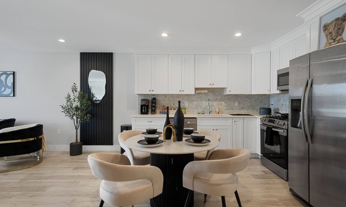 North Bergen Apartamento | Black & Gold Elegance Near NYC, American Dream Mall