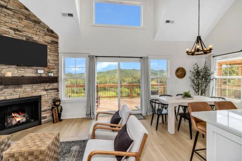 Black Mountain Casa | Black Mountain Getaway with Stunning Views