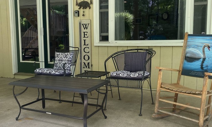 Black Mountain Apartamento | Black Mountain Private guest suite. One mile to Black Mt Pet Friendly.