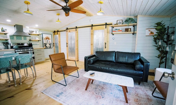 Black Mountain Cabaña | Black Mtn Cottage w/ hot tub + dog friendly - 20 min to Asheville